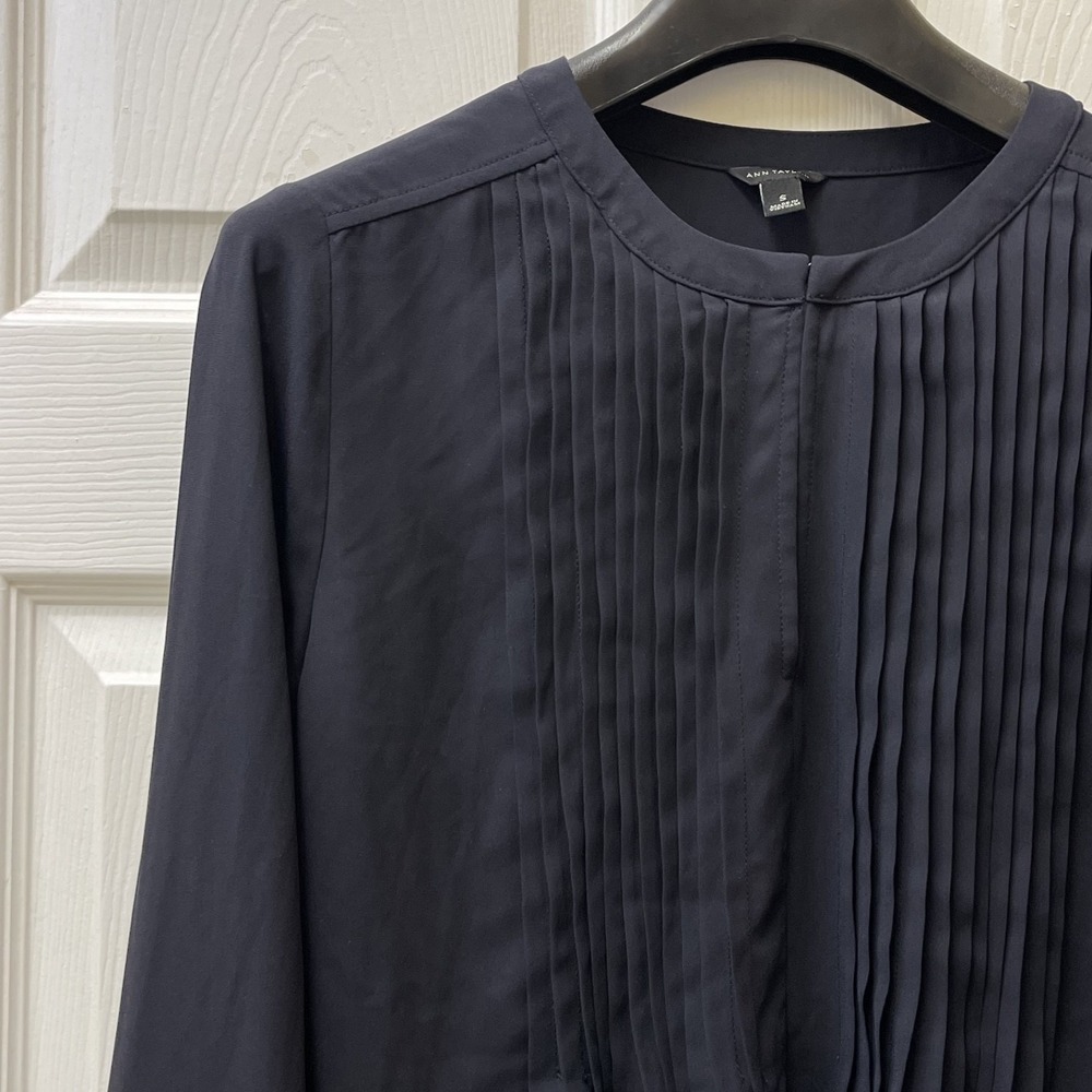 Ann Taylor Size S Womens Black Pleated Blouse Key Hole Closure‎ Rayon Blend